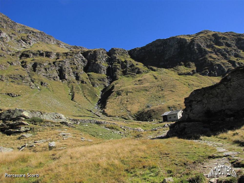 38 sullo sfondo il rifugio.JPG